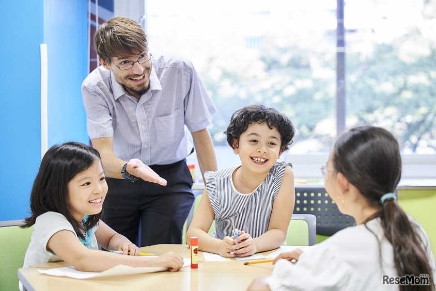 クラスメイトとのグループワークやペアワークを通して自然な英語力と21世紀スキルを育む　(c) Kenichi Aikawa