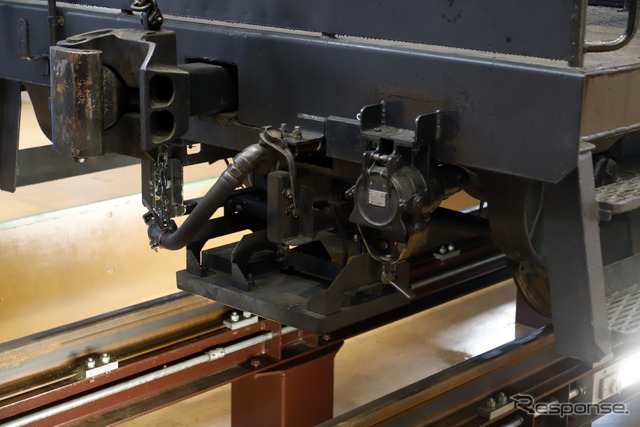 自動列車停止装置の車上子。線路側と位置情報をやり取りする。