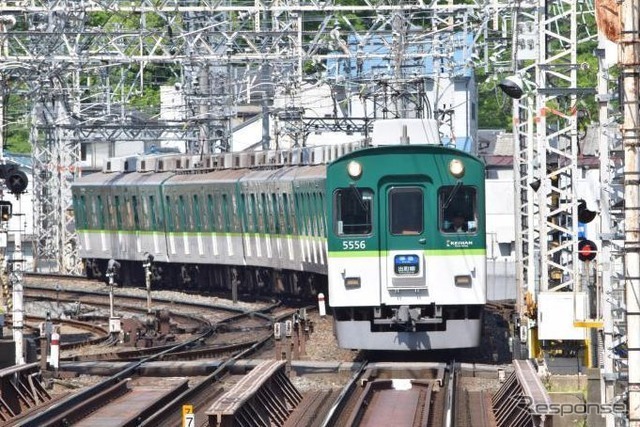 デビューから50周年を迎えた京阪5000系。日本の鉄道車両における多扉車の嚆矢で、1990年にJR東日本山手線に6扉のサハ204形が登場するまで、帝都高速度交通営団（現・東京地下鉄）03系や東武鉄道20050系と並ぶ最多扉車だった。