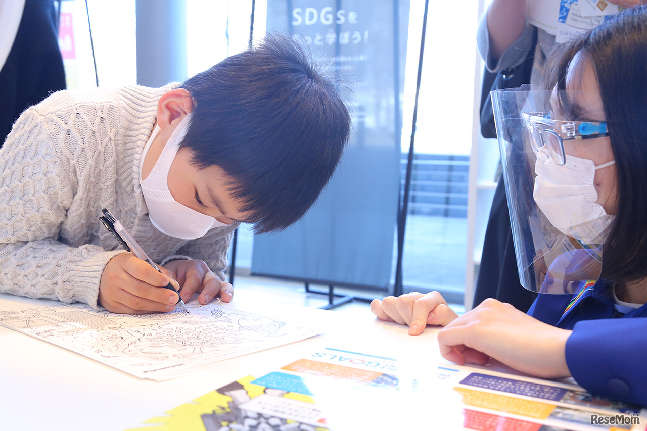 家に持ち帰って楽しめるSDGsの塗り絵3枚セットも提供されている