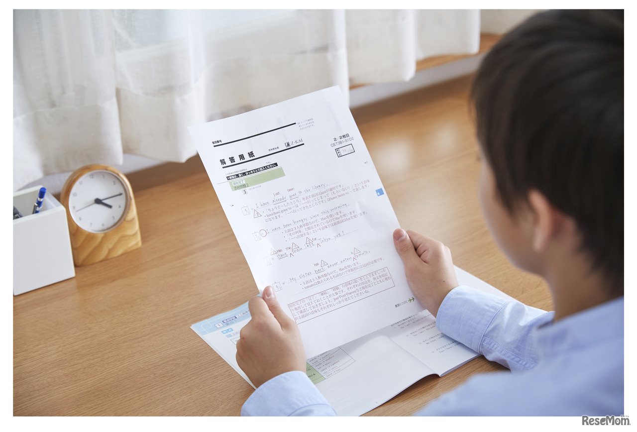 人の力が必要な添削指導は、これまでどおり。タブレットでも紙と同じように答案作成でき、提出はより簡単に。