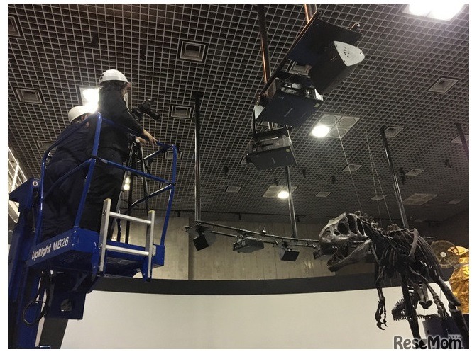 アロサウルスの計測風景