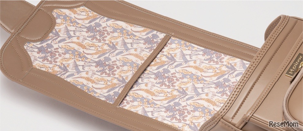 「プルミエマット」シリーズの内装は春の草花を描いたスプリングガーデン柄