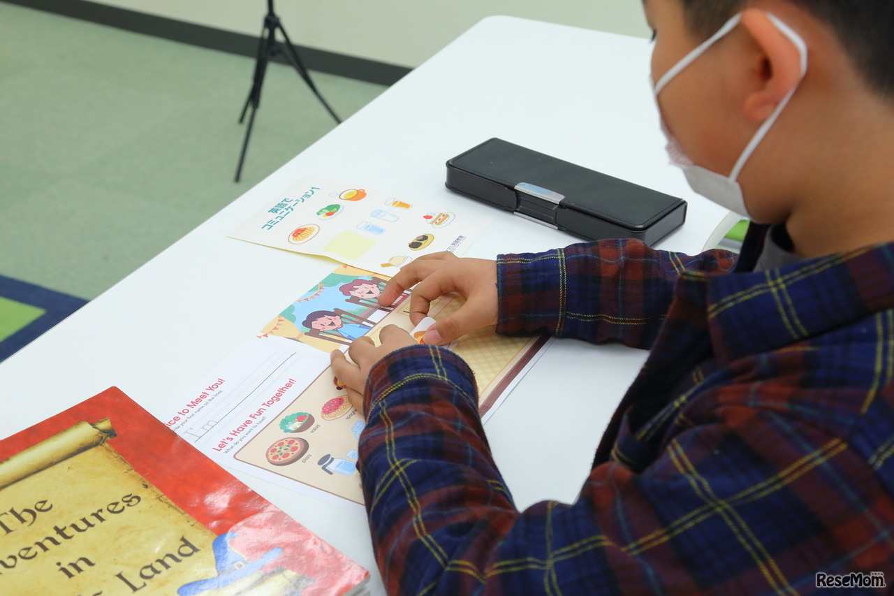 習ったフレーズを口にしながらシールを貼り、自分だけのパーティーメニューが完成