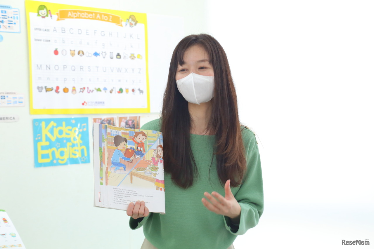 「毎回かなりまとまったボリュームの物語を読みますが、最後まで読み聞かせているうちにだんだん聞こえる英語が増えていき、大人でも難しいストーリーでも理解できるようになっていきます」と先生