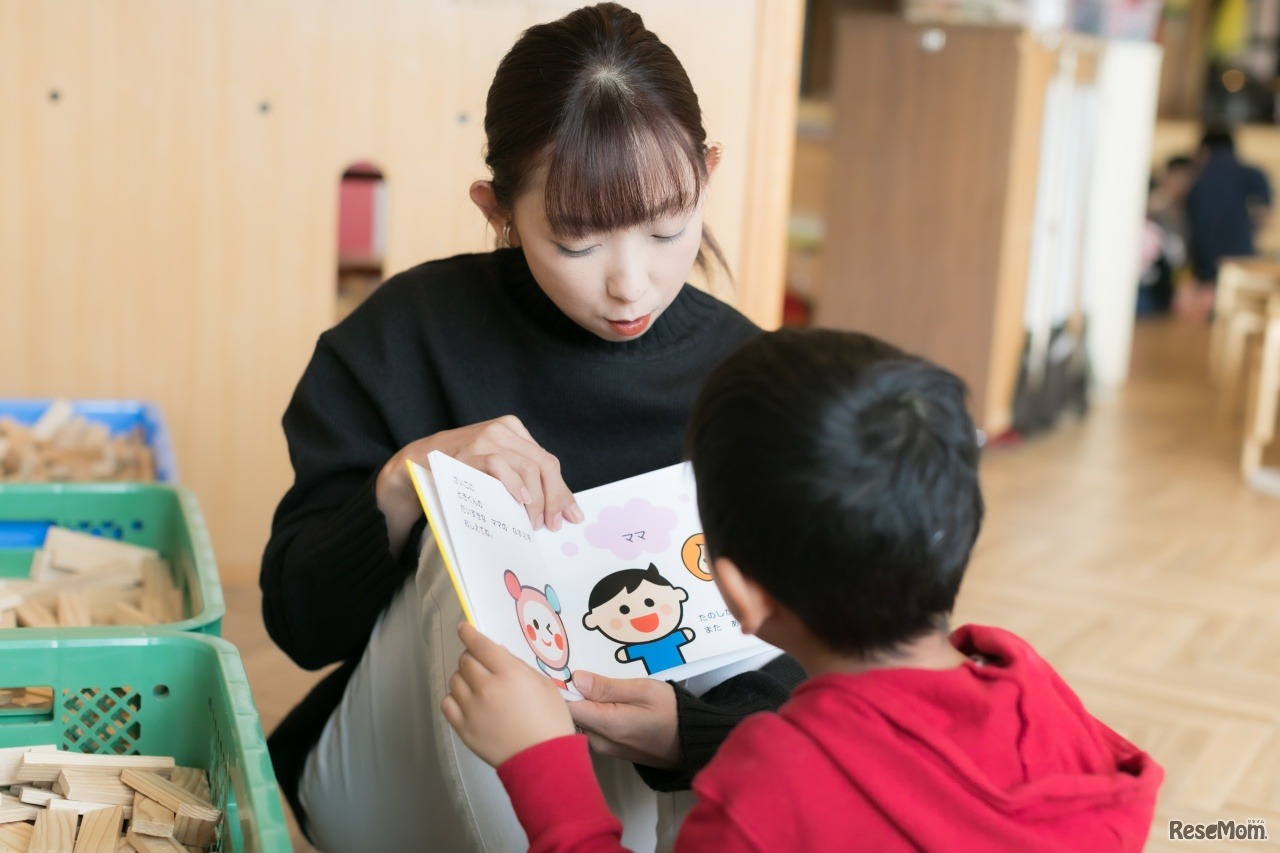読み聞かせのようす（イメージ）