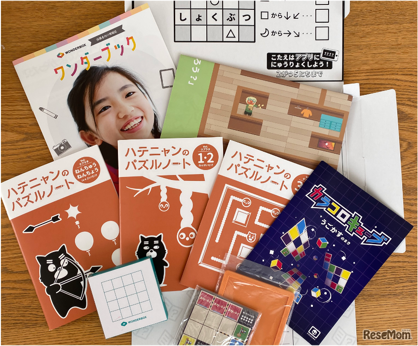 ボックス型のキットに同封されているのはトイ教材、ワークブック、ペーパーコンテンツの3種類