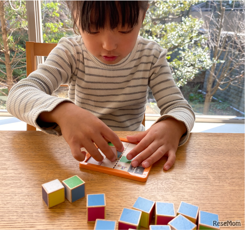 どの色の面をどの方向に転がせばいいか、順序立てて手を動かすことがポイント