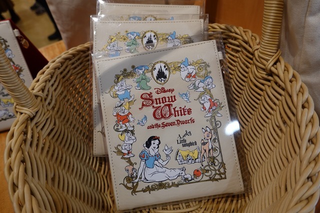 『白雪姫』モチーフのアイテム (C) Disney