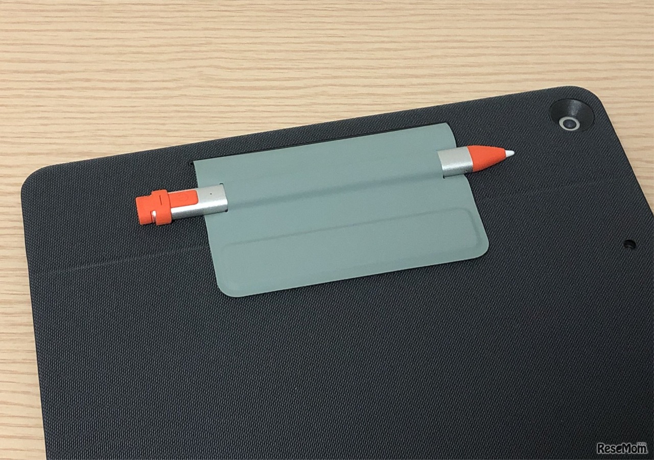 デジタルペンシル用の収納フォルダー。しっかりと挟み込まれているため、カバンの中に入れても抜け落ちる心配がない