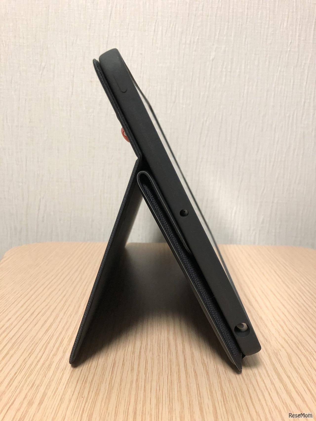 キーボードモードと並んで使うことの多い表示モード。動画を見たり、オンライン会議をしたりするときにも使いやすい角度だ