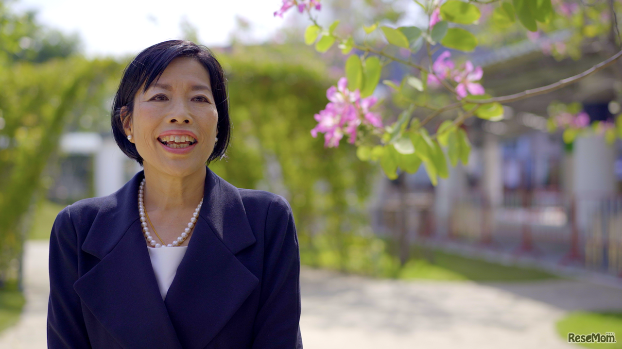 ハロウ安比校ローンチイベントに登壇したハロウインターナショナルスクールバンコク校卒業生の加藤樹さんの母・由佳さん