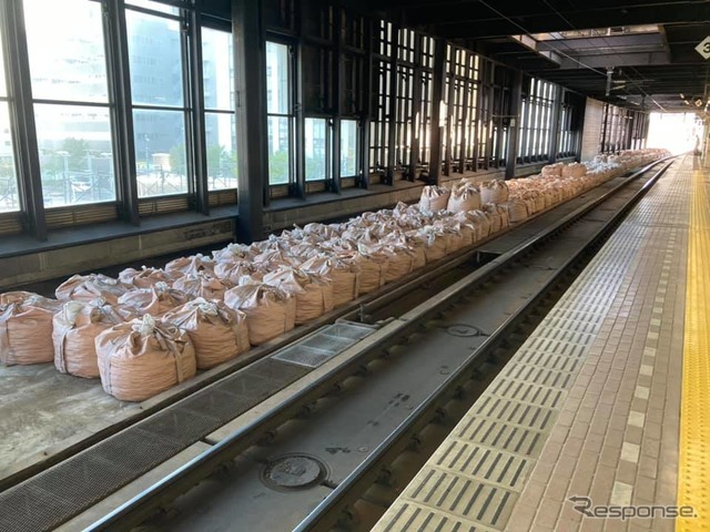 準備が進められている札幌駅11番線予定地。この部分の高架下商業施設も消えている。2020年11月。