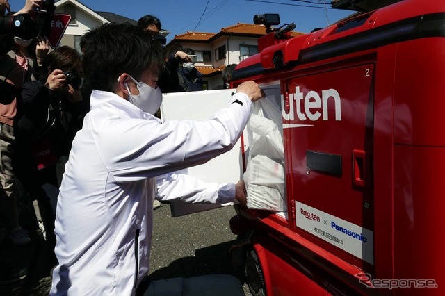 配送する商品を自動配送ロボットに搭載。最大で買い物カゴ4つ分が収められるという
