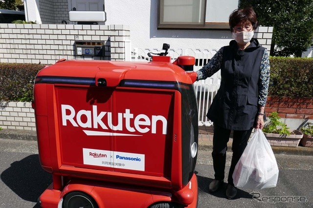 自動配送ロボットと利用者。「重いものを中心に今後も利用していきたい」利用者