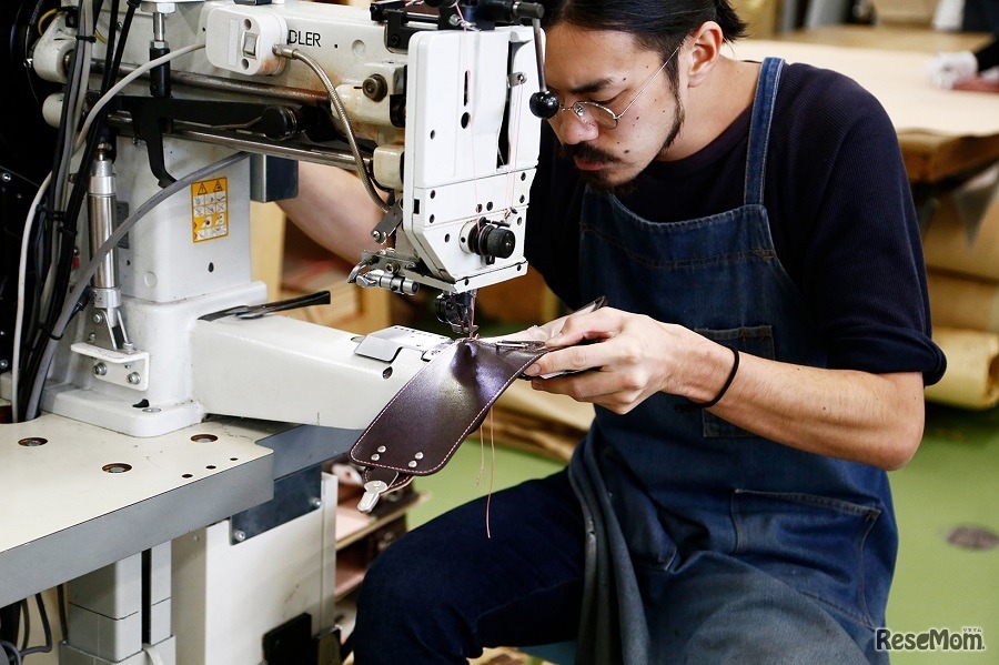 小さなランドセルの中に、職人が思い出をぎゅっと閉じ込める