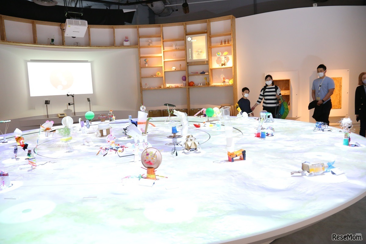 中央の大きな台には、他の人がつくった作品が並んでいる