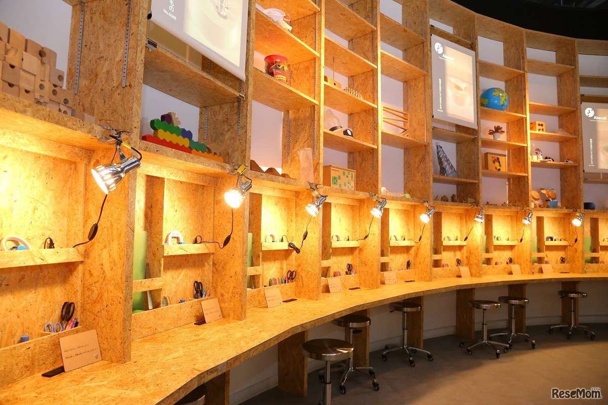 COSMOS（コスモス）は、壁に沿って1人ずつ利用できる工作ブースが設置されている