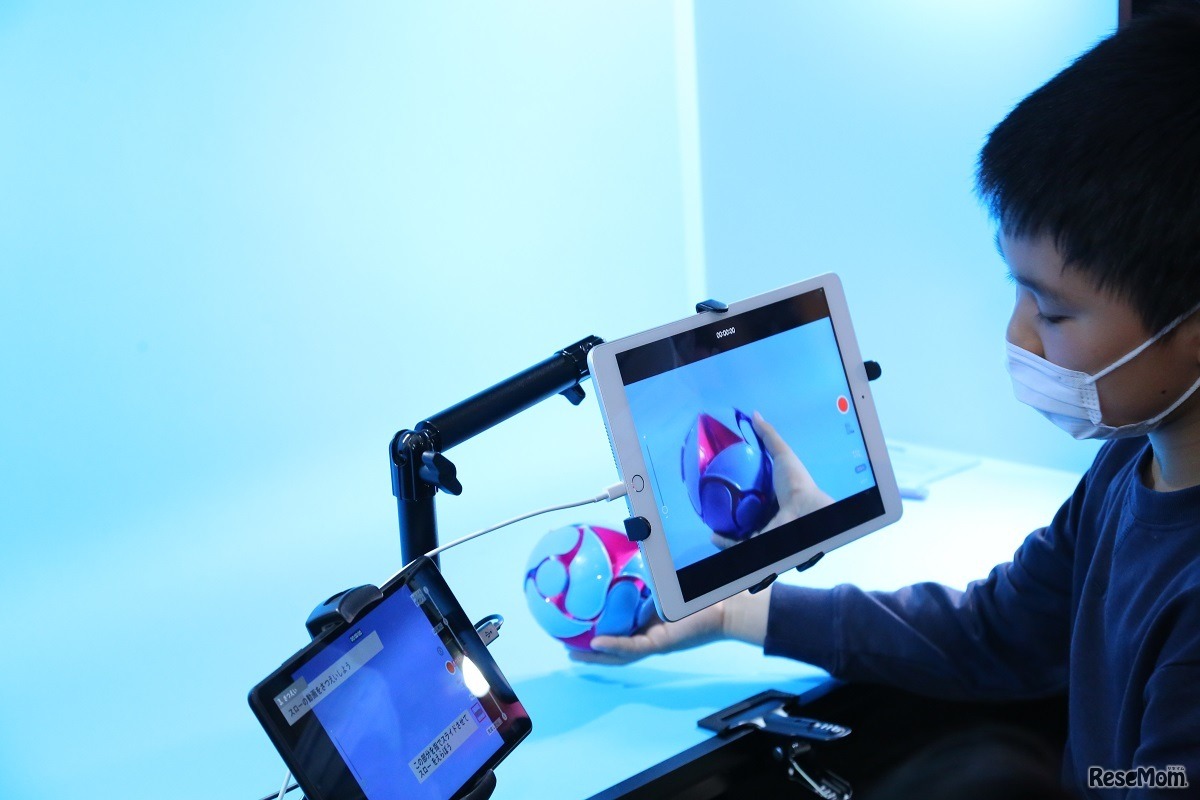 説明用のタブレットを見ながら撮影を進める