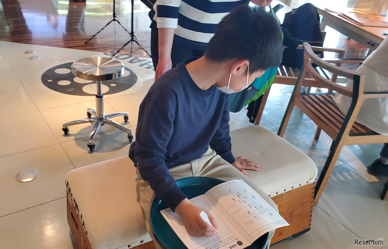 受付横のCHAOSには見慣れた跳び箱が。早速「ひらめき手帖」に感じたことを書込む