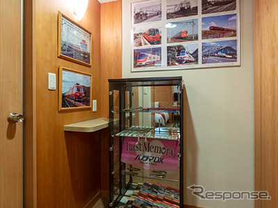 展示されている名鉄資料館の資料とグッズの数々。2005年1月のラストラン時に掲出されたヘッドマークも。