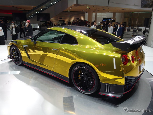 日産GT-R NISMO 2022年型ゴールド仕様