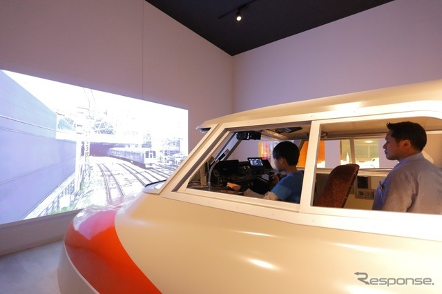 2階に設けられる7000形LSE車のシミュレータ。機器は実際の運転台で使用していたもの。前面映像は、秦野→本厚木、本厚木→町田、成城学園前→新宿の3区間を用意。利用は抽選制で、当日に時間帯別に決められた当選者のみ、1回500円で利用できる。