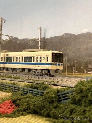 小田原線鶴巻温泉～伊勢原間をイメージしたジオラマを走行する8000形の模型。模型にはカメラが内蔵されており、前面の走行シーンも楽しめるという。