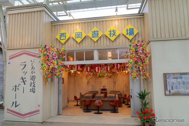 ラッキーボールと呼ばれる、球をはじいて穴に入れる遊戯台もあった。