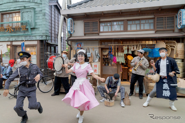 チンドン屋の演奏に合わせてダンスと歌が始まることも。