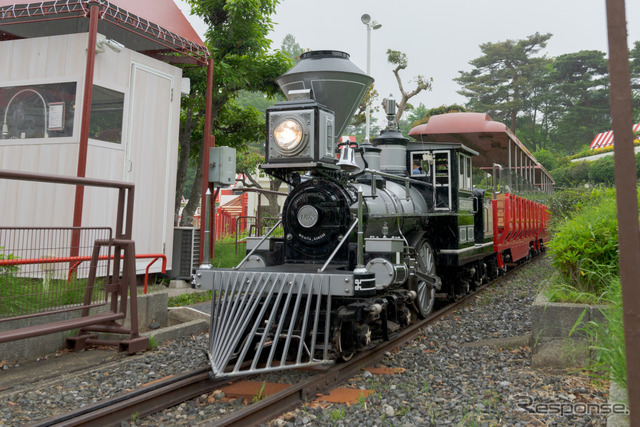 夕方になるとヘッドライトも点灯する。