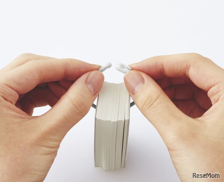 とじ部を外して、カードの抜き差しが可能