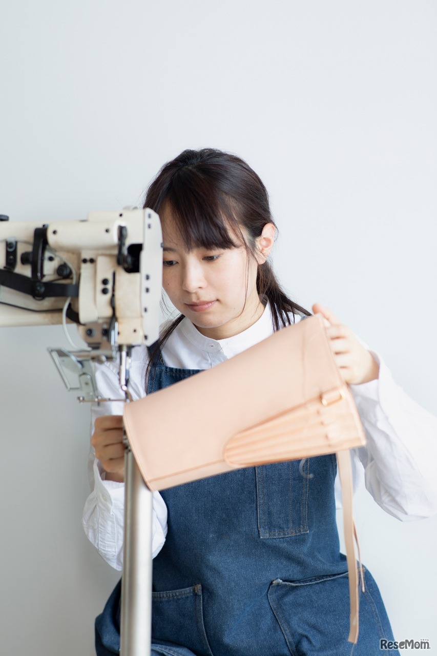 職人の鞄作成のようす