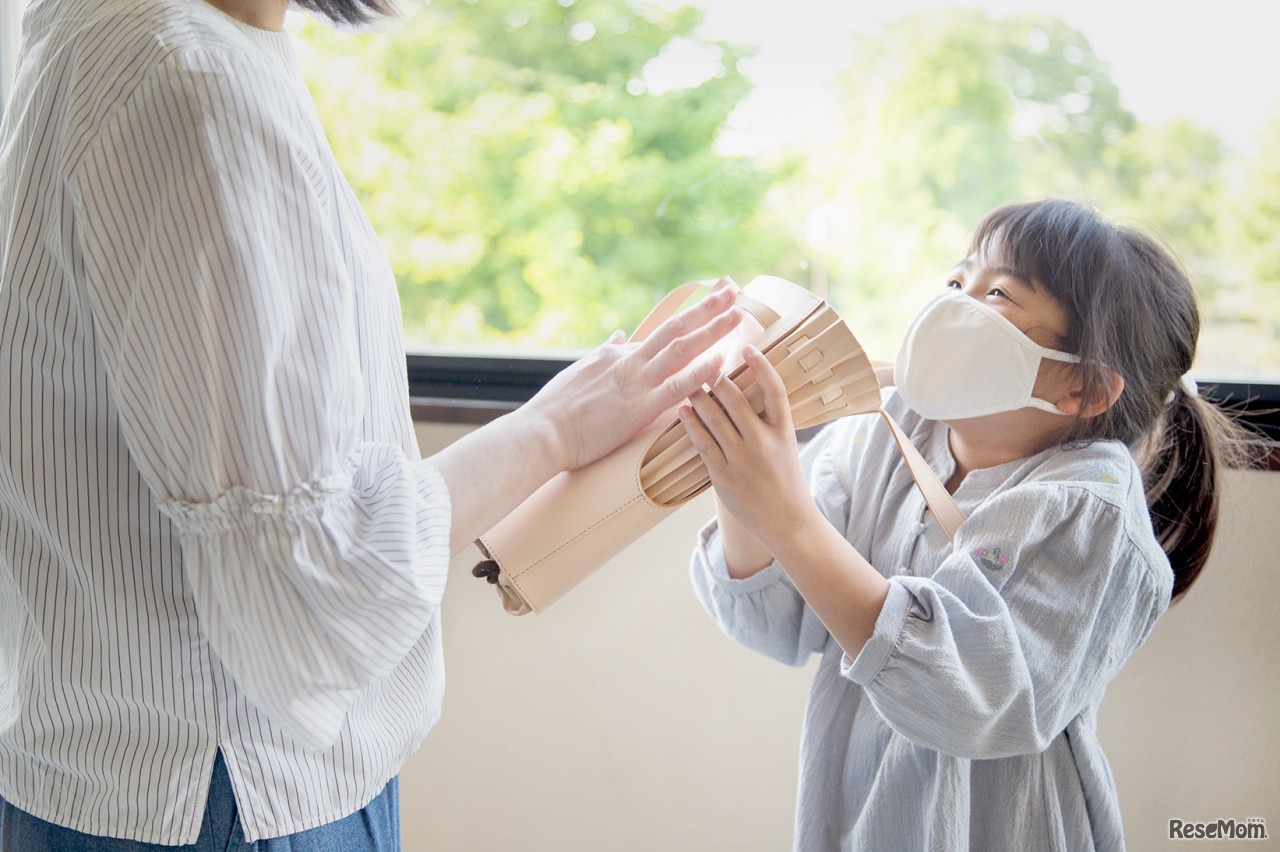 鞄を渡すシーン