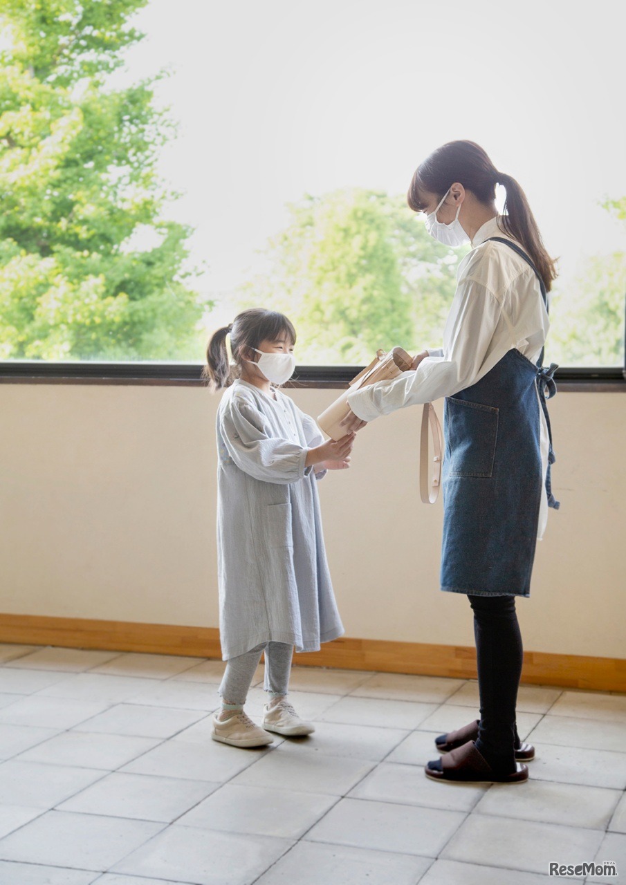 鞄を渡すシーン