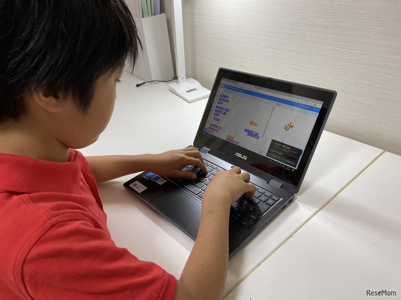 タッチパネルもキーボードもどちらも使える。文字も入力がしやすいようす