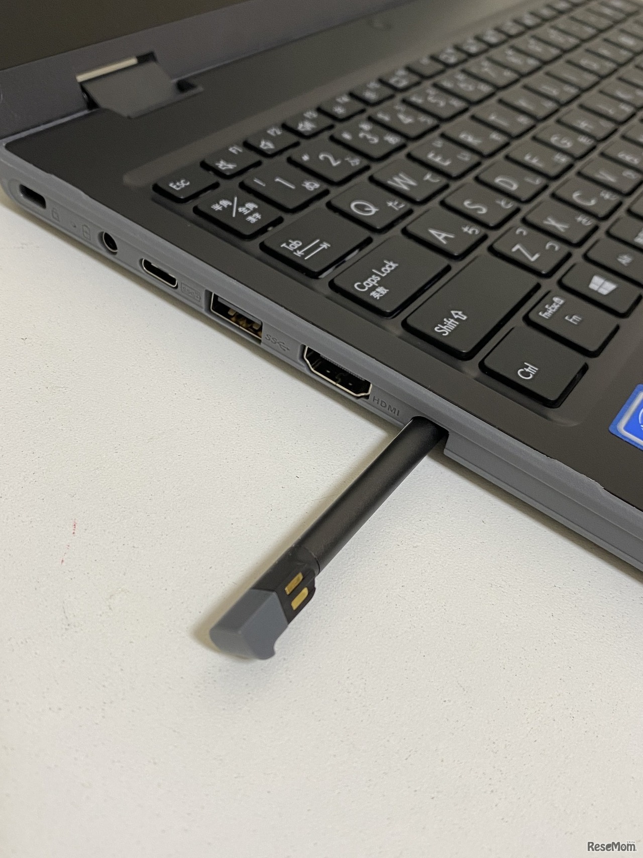 本体に収納したスタイラスペン。本体に15秒収納するだけで充電でき、その後45分間使用できる