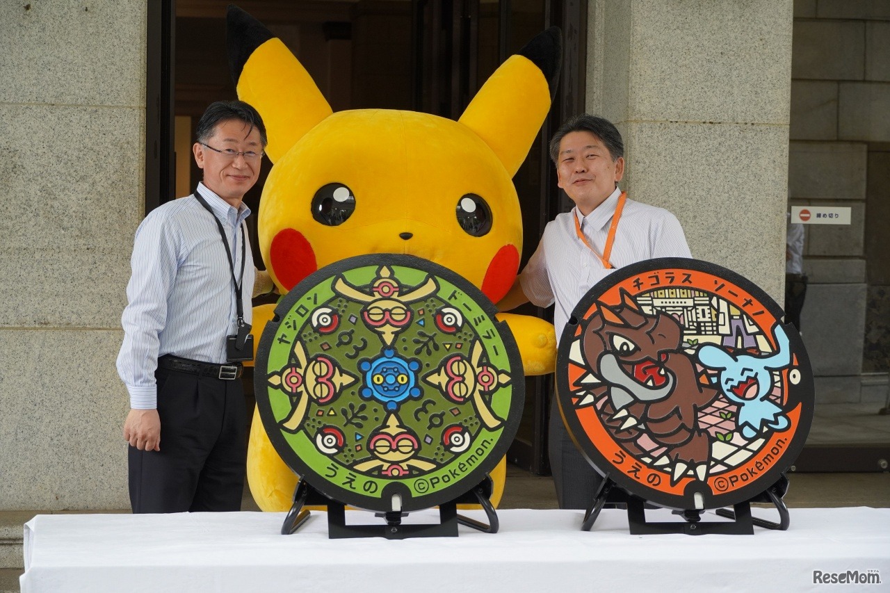 左から、東京国立博物館副館長・ピカチュウ・国立科学博物館理事兼副館長
