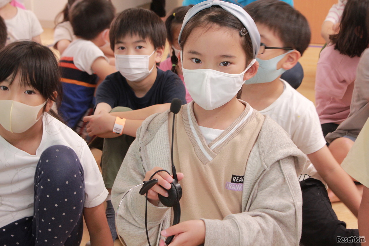 「歯とお口の健康教室」を視聴する子供たちのようす