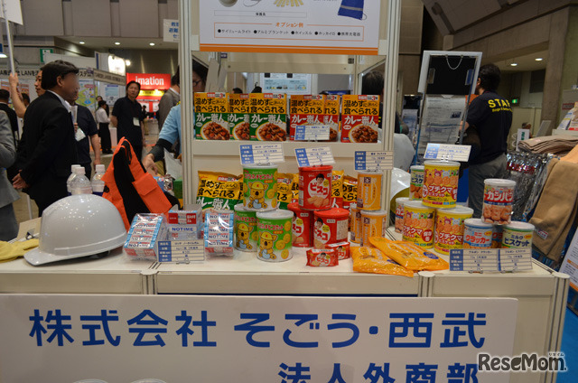 そごう・西武は防災グッズを出展。長期保存できるお菓子も人気があるそうだ