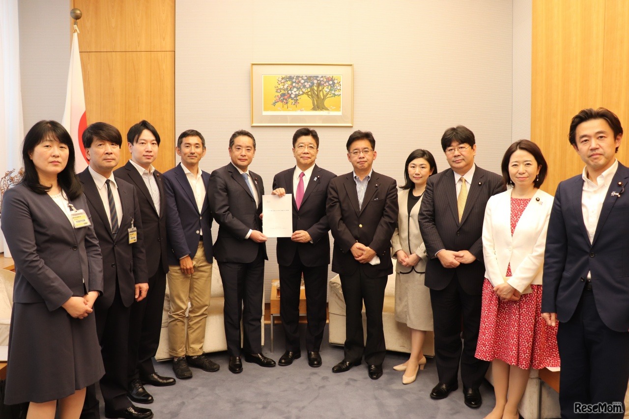 「子どもの健全な成長のための外あそび推進に向けた提言書」を加藤勝信官房長官に手交した際のようす