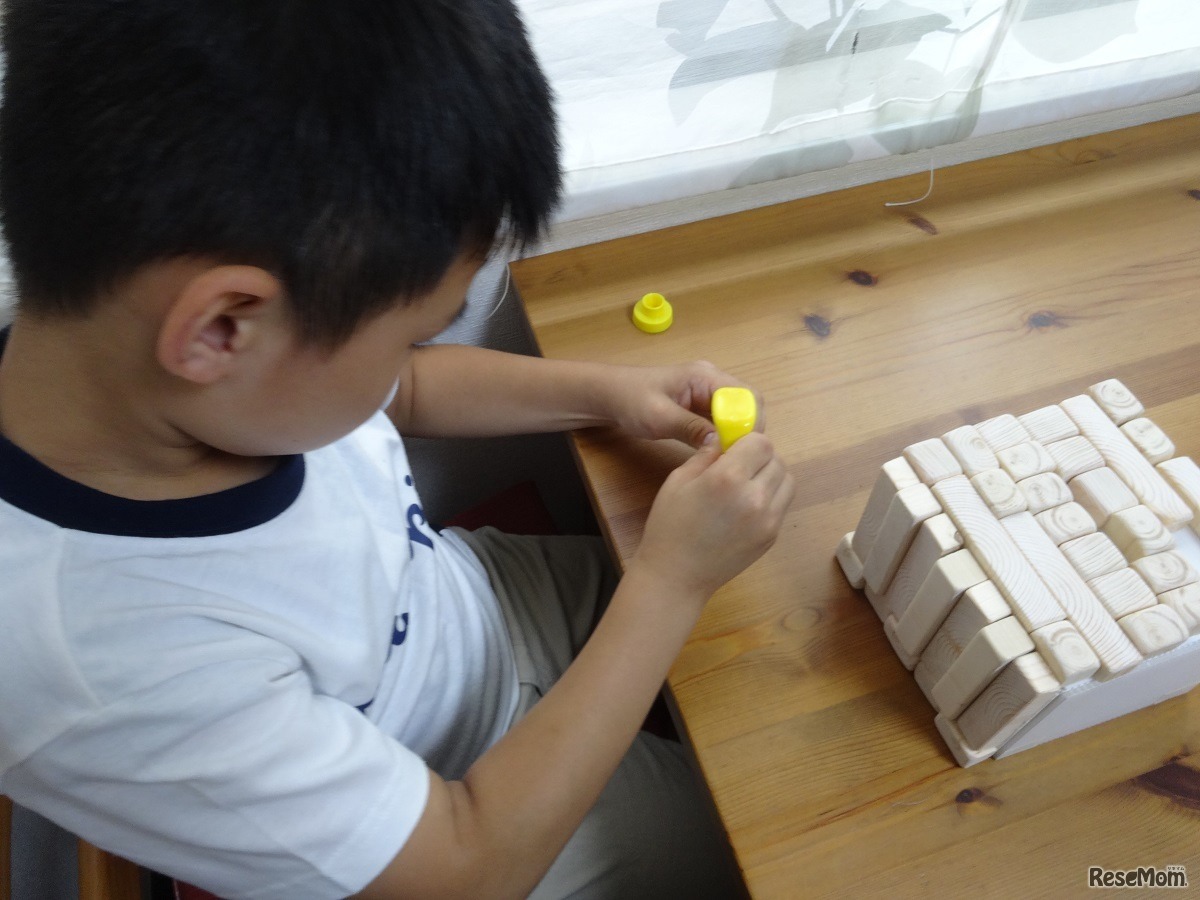 レイアウトが決まったら、1つずつボンドで貼っていく