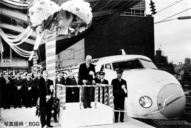 遅延によるものを除けば、新幹線最初の深夜運行は国鉄時代の1971年7月に東海道新幹線で運行されたもの。1964年10月の開業以来初のケースだったという。写真は東海道新幹線の開業式。