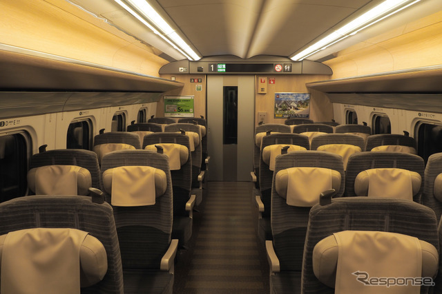 夜のE5系車内。五輪の深夜運行では普通車のみ利用でき、全車自由席となる。