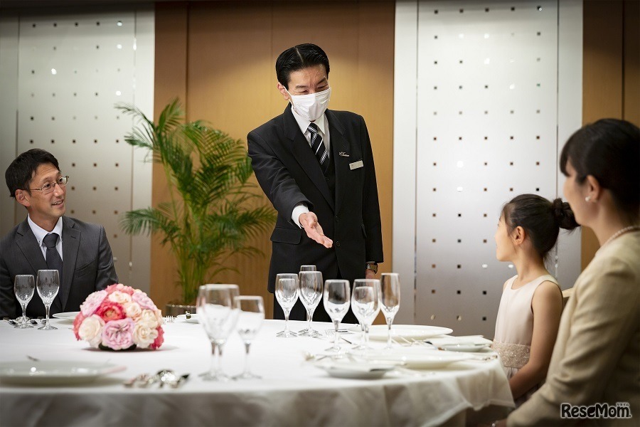 経験豊富なスタッフが、長年のサービスおよび調理経験・指導経験から得た知識と技術を惜しみなく披露