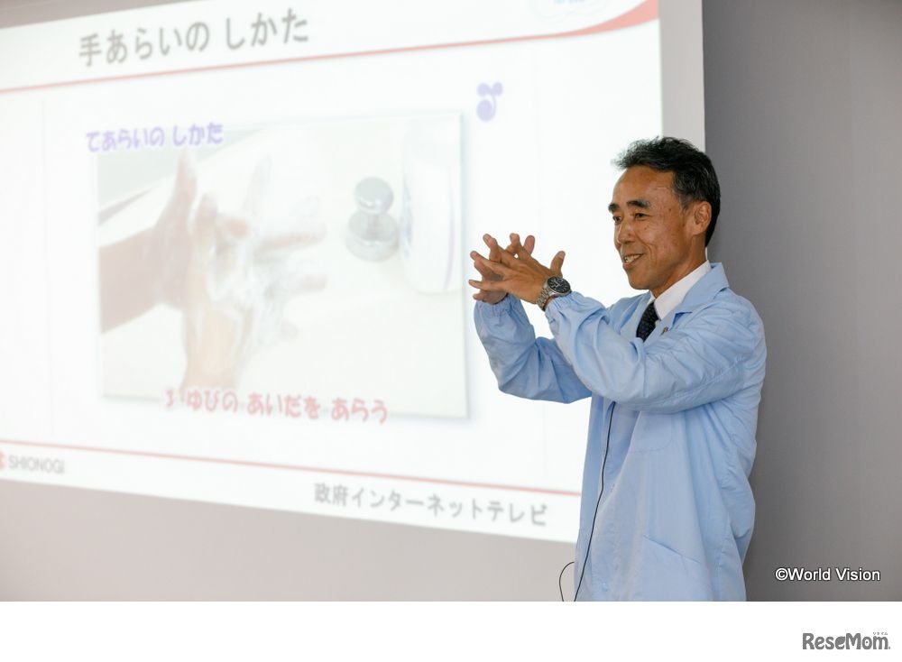 塩野義製薬社員による正しい手洗いレクチャー