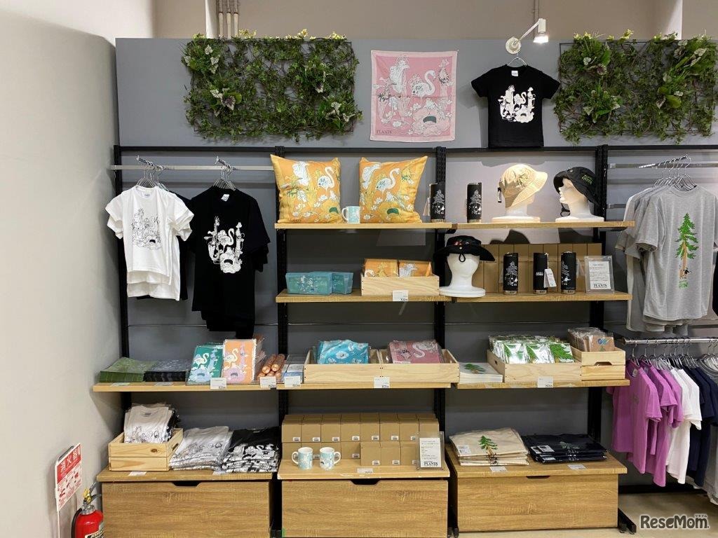 特設ショップでは、人気クリエイター4組とコラボレーションしたオリジナルグッズを発売