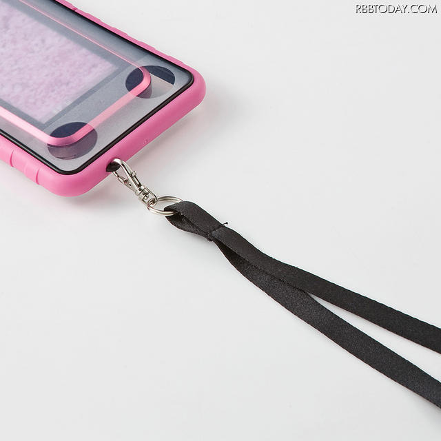 ストラップホールを2箇所に備える