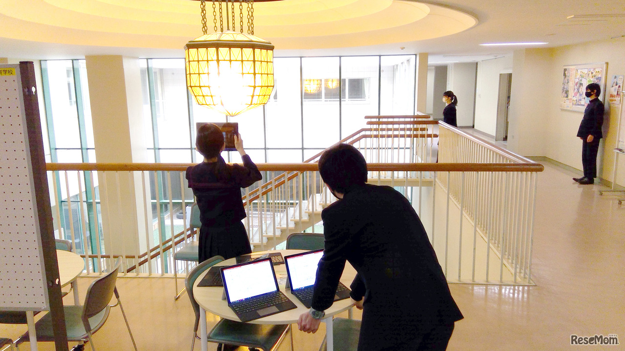 撮影用、音声収録用、絵コンテ確認用、データ確認用などとPC1台1台に役割を決めて取り組んでいる