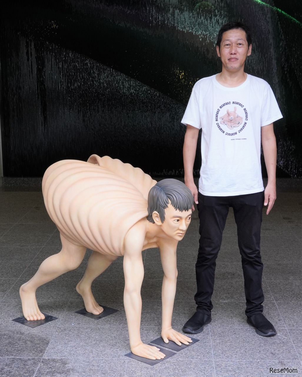 サンシャイン水族館本館でのコラボ展示　等身大カメ人間と「カメの甲羅はあばら骨」作者・川崎悟司氏